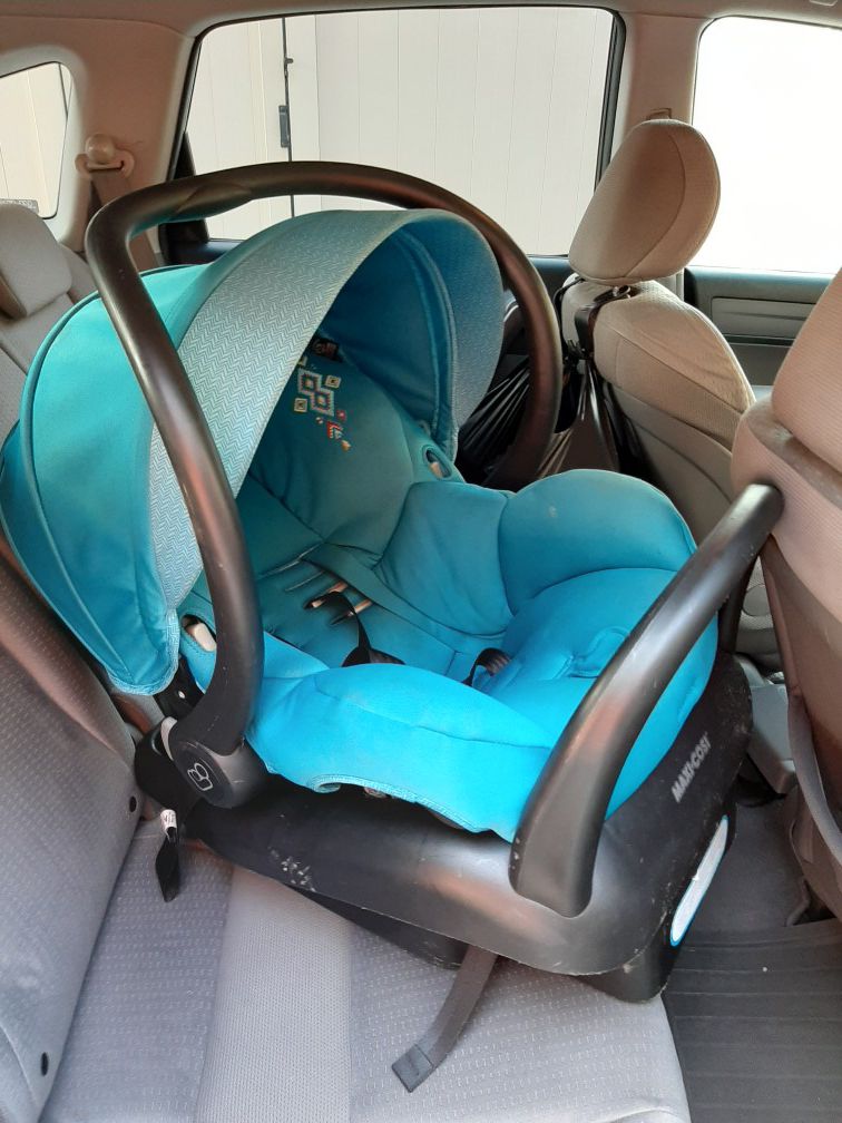 Maxi-Cosi Brand Infant Car Seat in Blue- Excellent Condition