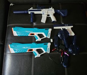 Water gun lot, 4 water guns, battery operated, rapid fire