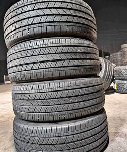 225/50/17 Michelin set de Tires. Com 80% de vida las 4