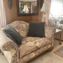Sofa And Loveseat With 5 Pillows Can Delivery Free