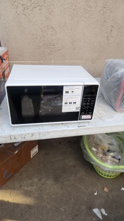 757
Mainstays 0.7 Cu ft Countertop Microwave Oven, 700 Watts, Red