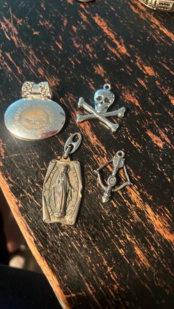4 men’s pendant s