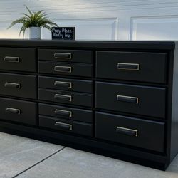 Gorgeous Black 9-Drawer Dresser 