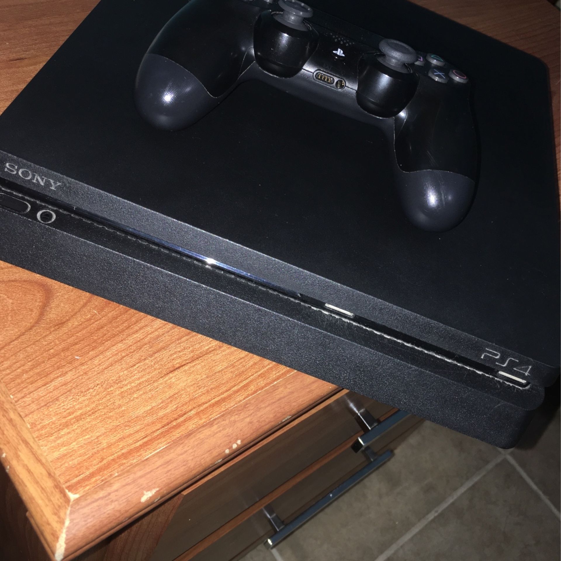 Used ps4 with three games ( no damage good condition)
