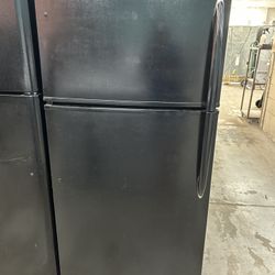 Black 18 Cubic Foot Refrigerator With Ice Maker 