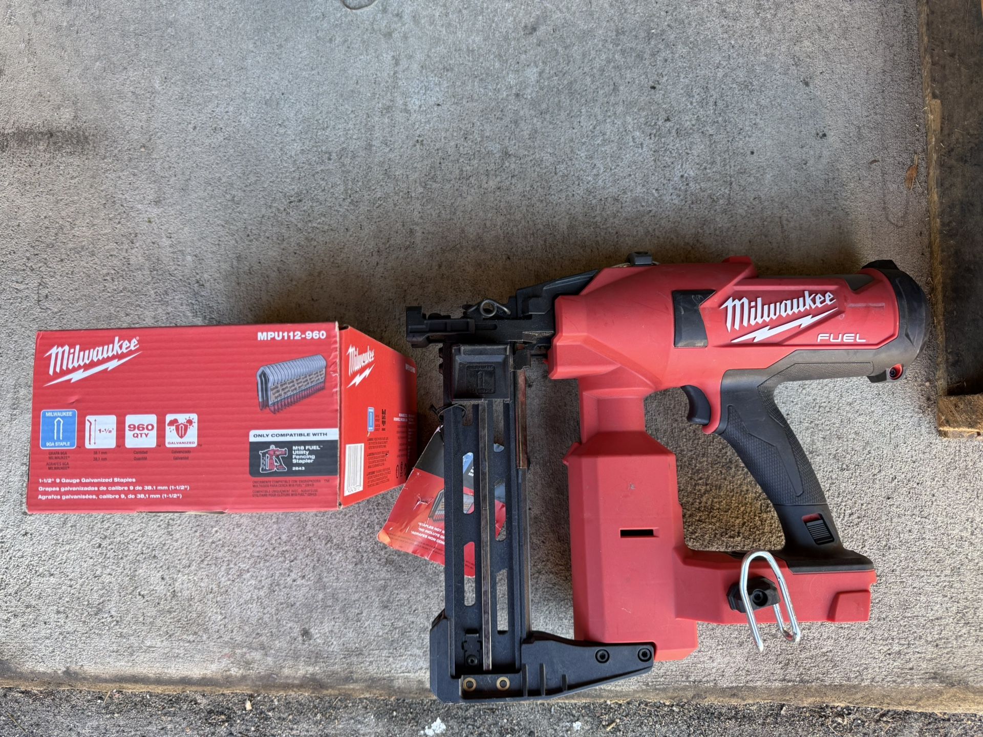 M18 FUEL™ Utility Fencing Stapler With 1 1/2in 9gauge Nails