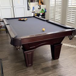 8’ Brunswick pool table for sale (delivery and installation included)