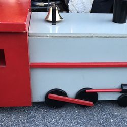 WOODEN TRAIN TOY BOX WITH BUILT IN BOOK SHELF 