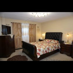 Bedroom  Queen size good condition, wood, Brown color,