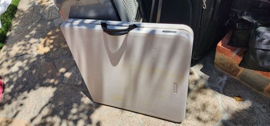Folding table