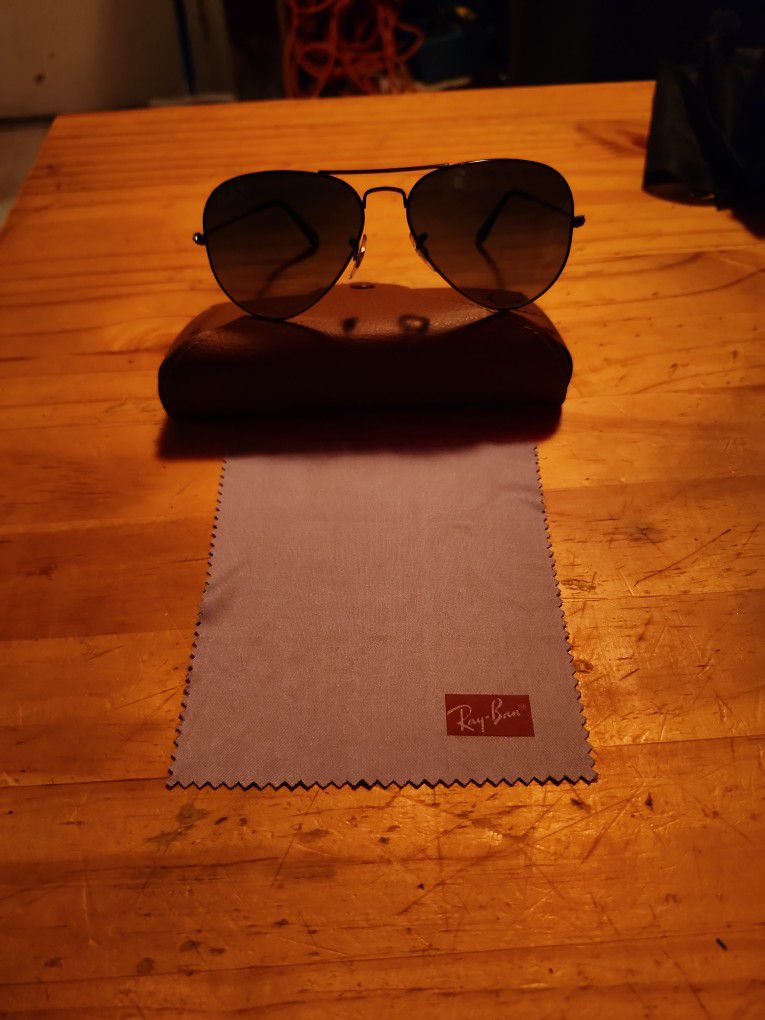 ALMOST NEW AUTHENTIC RAYBAN-RB-3025 TOTAL BLACK LINE.
