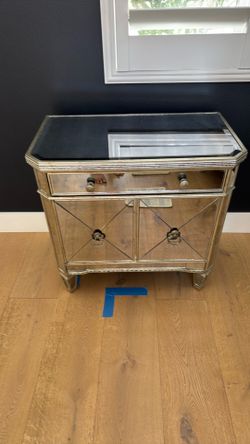 Mirrored storage hutch