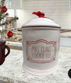 RAE DUNN CHRISTMAS HOLIDAY LARGE CANISTER/COOKIE JAR “MRS CLAUS COOKIE CO” NEW