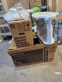TOTO
Drake 1.28 GPF Two Piece Elongated Chair Height Toilet with Left Hand Lever - Seat Included