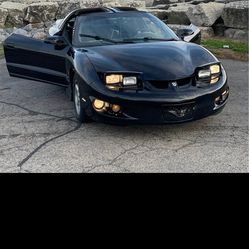 SuperClean Black '01 Pontiac Firebird V6