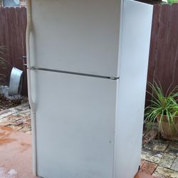 Refrigerator, White With Ice Maker 