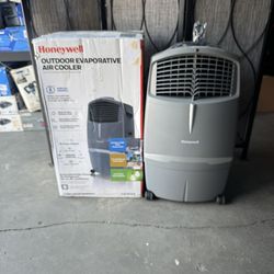 Honeywell 830-CFM 3 -Speed Indoor/Outdoor Portable Evaporative Cooler for 505-sq ft (Motor Included) 60