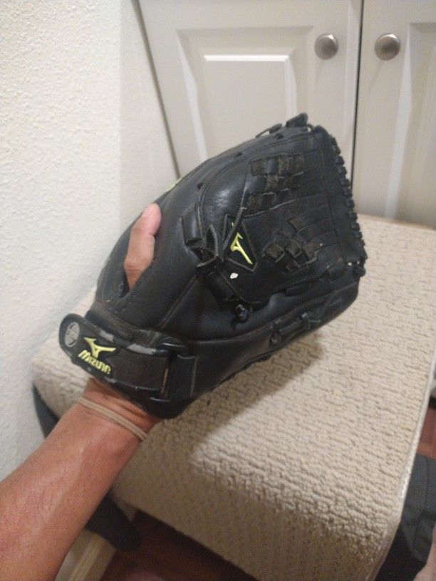 Mizuno Right Hand Throw Baseball/Softball Glove 13 Inch