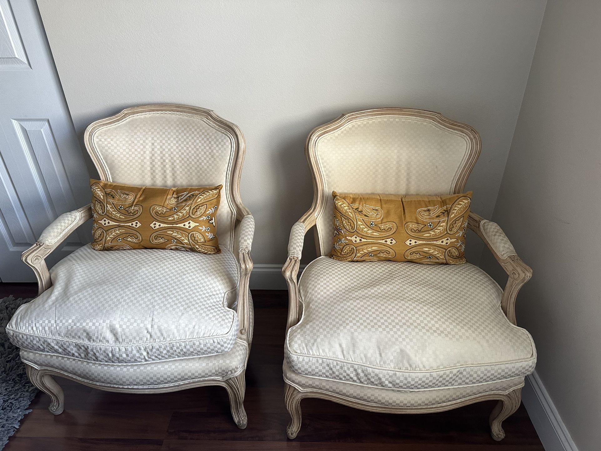 Chairs + Auxiliary Table
