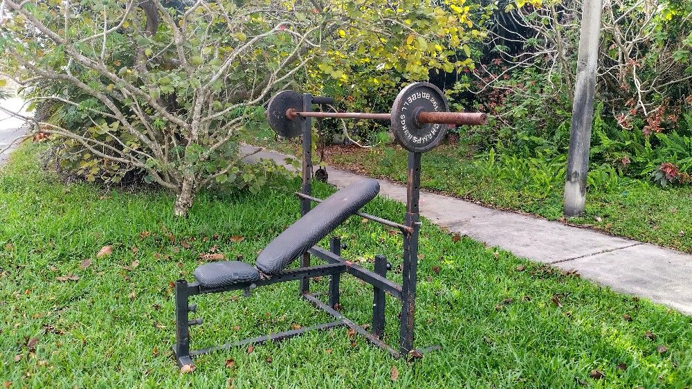 USED FLAT TO INCLINE BENCH PRESS BENCH WITH 7 FOOT / 35 LB. BARBELL BAR & 75 LBS. OF OLYMPIC PLATES (PAIRS) : 25s & 2.5s + (4) 5s