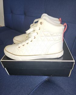 Mens Melo Sneakers By GUESS = White, Red & with Gold Trim. Size: 8. Worn once. Excellent condition.