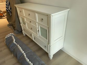 Beautiful Bedroom Set !Perfect Condition $700 For A Quick Sale