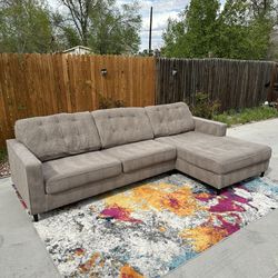 🚚 FREE DELIVERY ! Beautiful Grey Sectional Couch w/ Chaise