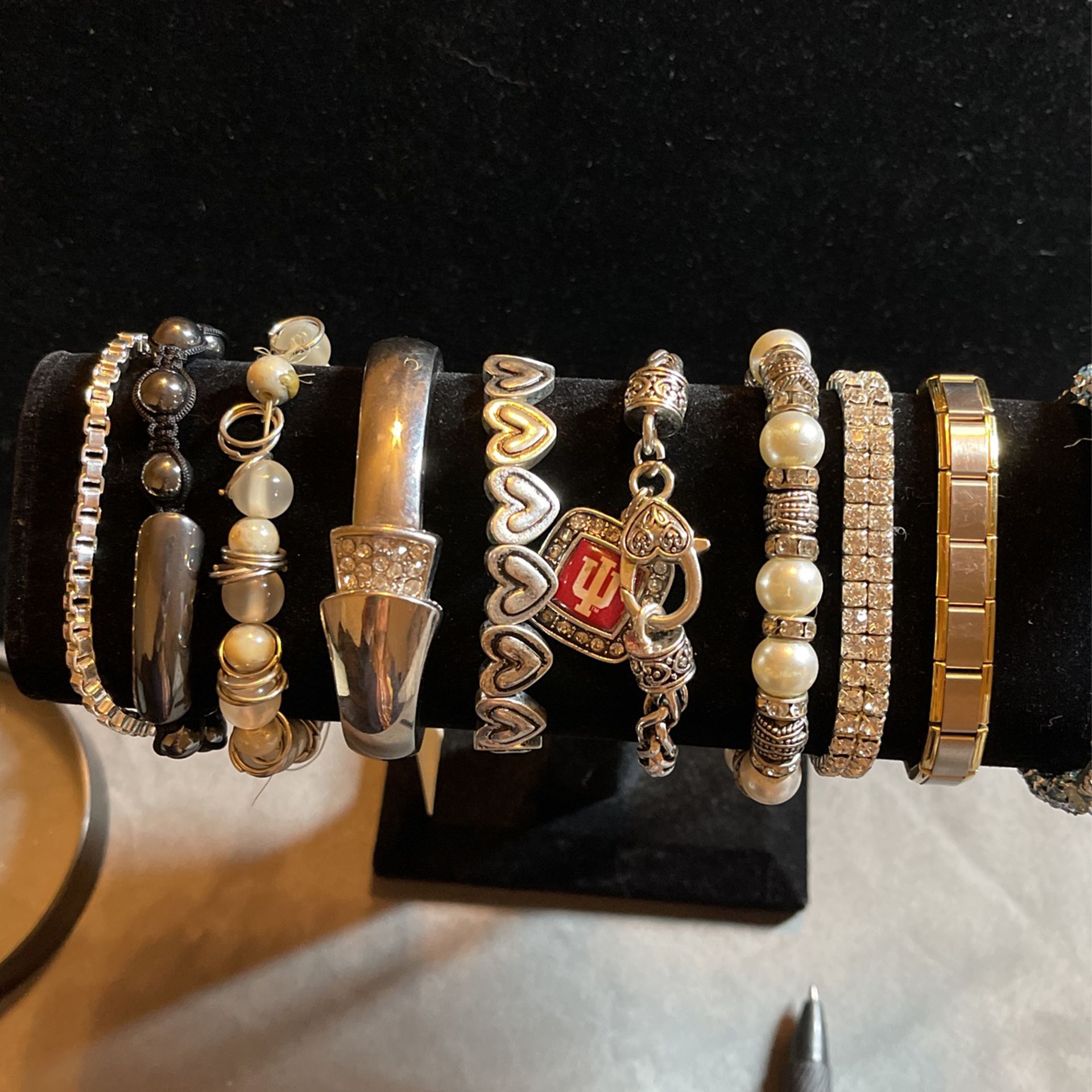 Women’s Bracelets Various Sizes And Styles