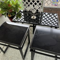 The coffee table set is made of black glass. It's brand new.     😀😀😀