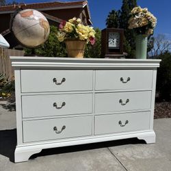 White 6 Drawer Dresser Chest of Drawers Furniture Great Condition 
