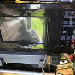 Black+Decker 0.7 cu. ft. 700W countertop microwave oven. 