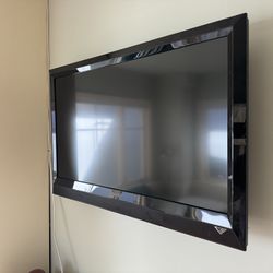 Vizio 37 Inch TV with Wall Mount