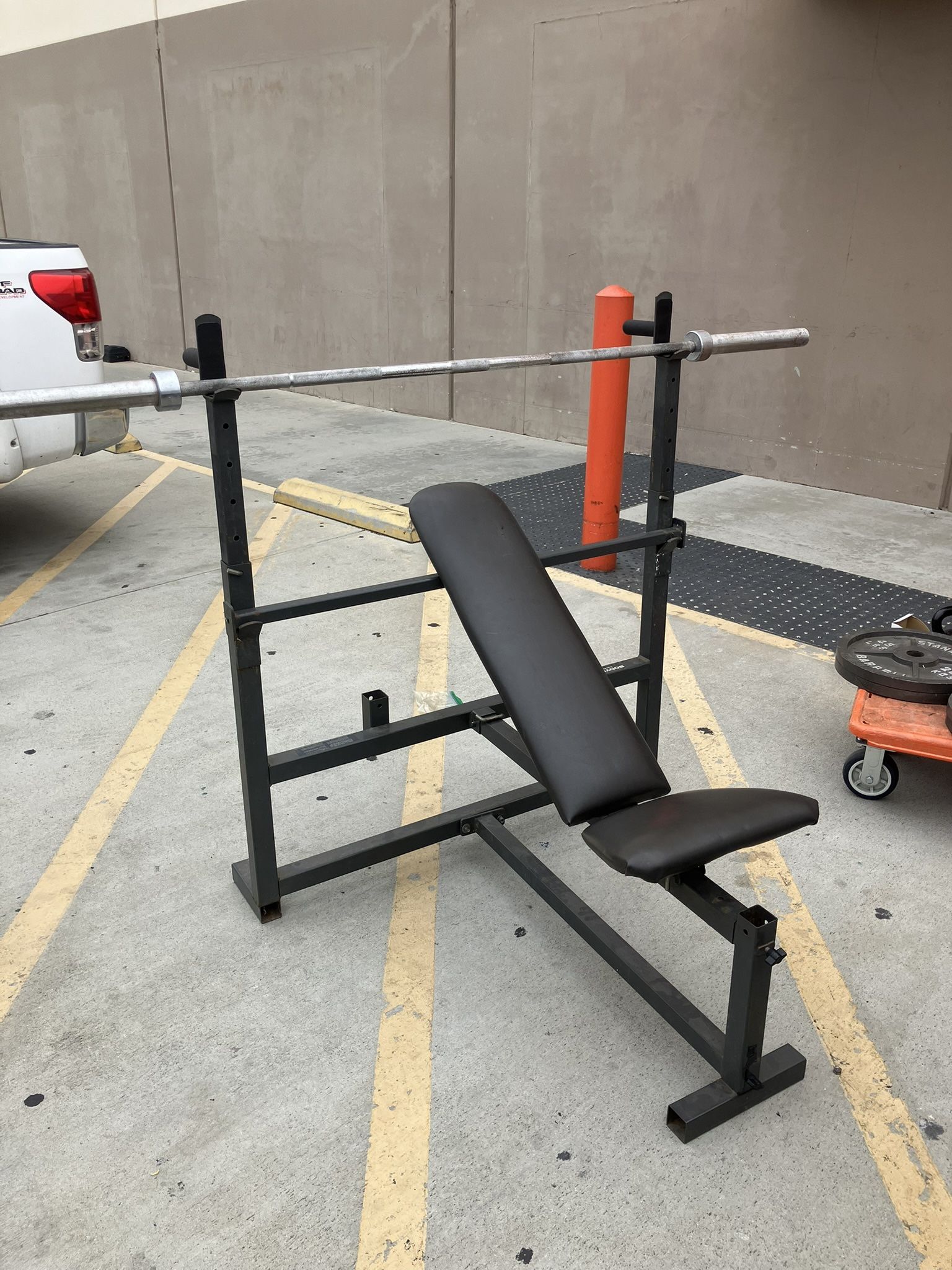 bench press with bar and weights