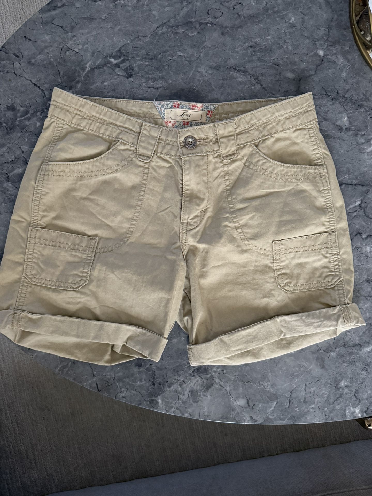 Vintage Levi’s cargo khaki shorts