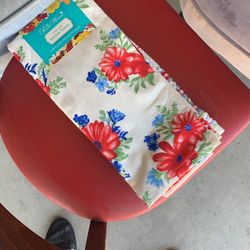 Kitchen Linens: Towels, Aprons, Pot Holders, Table Cloths
