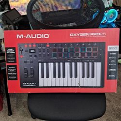 M-Audio OXYGEN Pro 25 X Keys Midi Keyboard