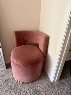 Accent Chair — $80  HomeGoods accent chair.  Great condition Comfortable Perfect for a bedroom or office