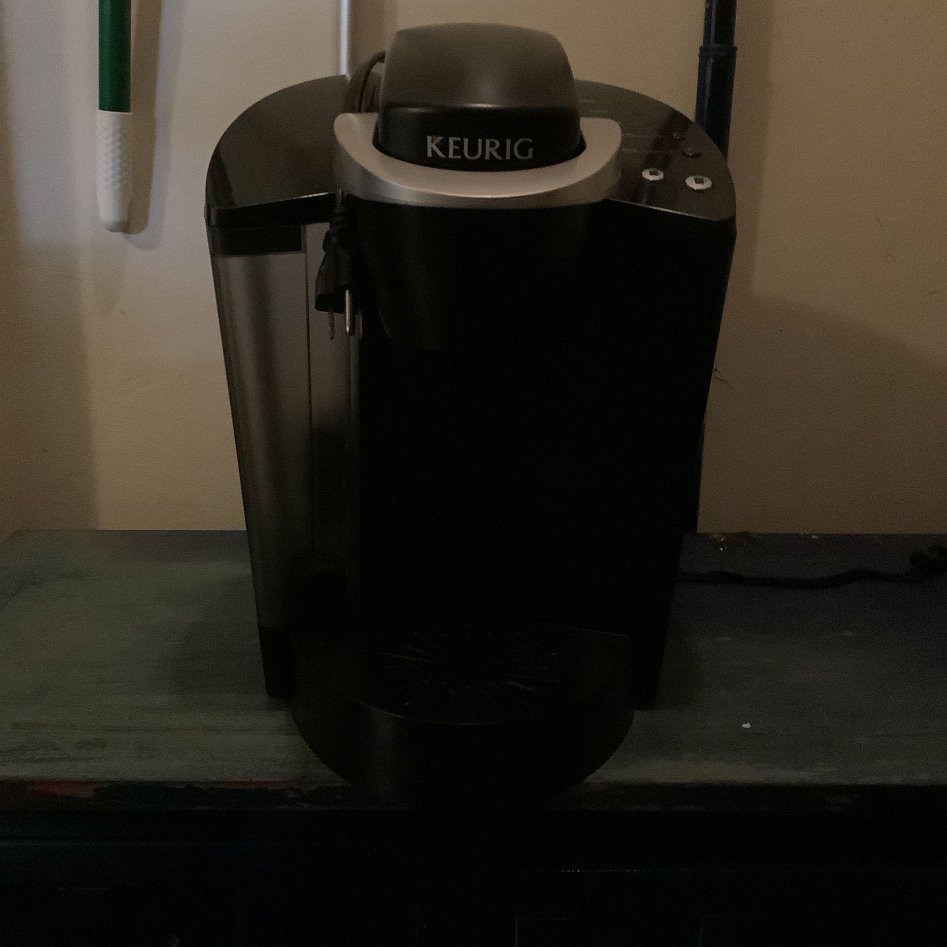 Keurig single cup brewing system, coffee maker, model, D 4120 V AC 68C 1500 watch