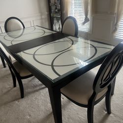 Beautiful Dining Room Table and 6 Chairs Set 