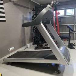 Precor 932i Commercial Treadmill