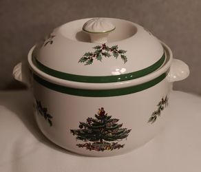 Spode 1 qrt Christmas Tree Covered Casserole Dish