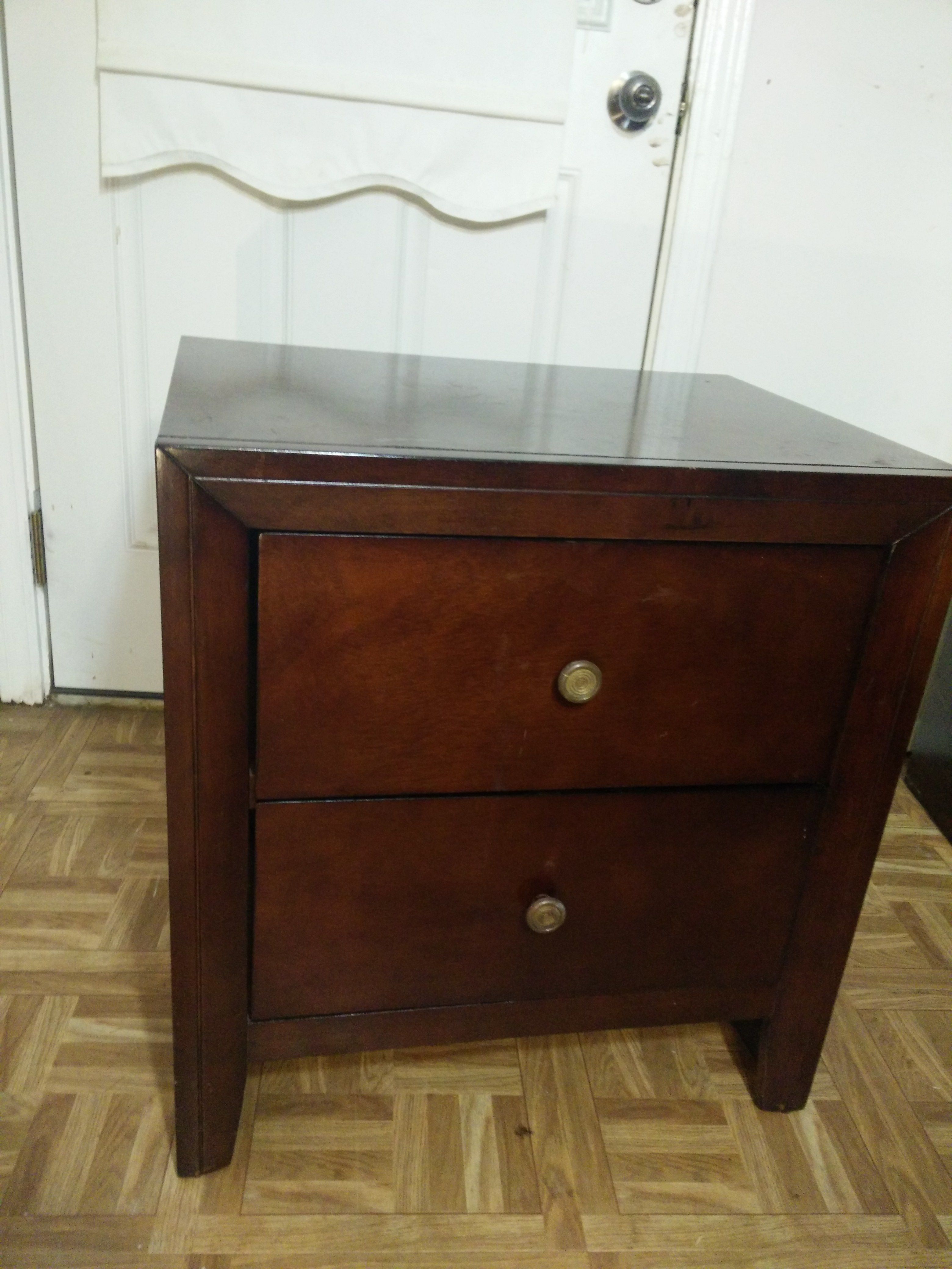 Like new wood night stand in very good condition, all drawers sliding smoothly,