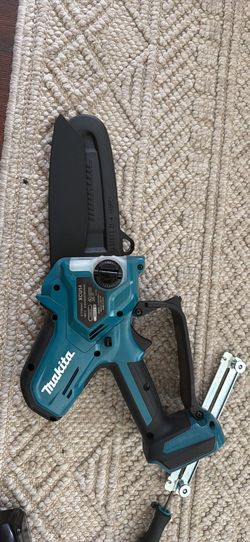 Compact handheld saw for pruning and light limbing
