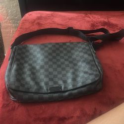 LV  Messenger Bag