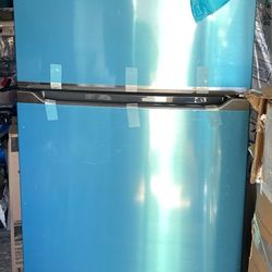 🔥"NEW" FRIGIDAIRE 30 IN /18.3 CU. FT. TOP FREEZER REFRIGERATOR IN STAINLESS STEEL 🔥 NEW STILL WRAPPED IN PLASTIC 💲600 W/DELIVERY 🔥