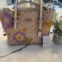 Coach Floral Summer Bag  Beautiful Coach bag featuring a lovely summer floral design. Fresh, stylish, and perfect for a bright seasonal look. 