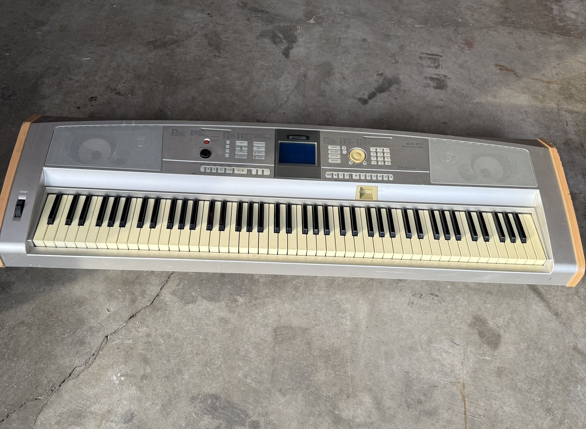 Yamaha DGX-505 Portable Grand Keyboard Silver/Oak