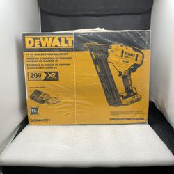 DeWalt 20V MAX* XR® 15 GA Cordless Angled Finish Nailer Kit