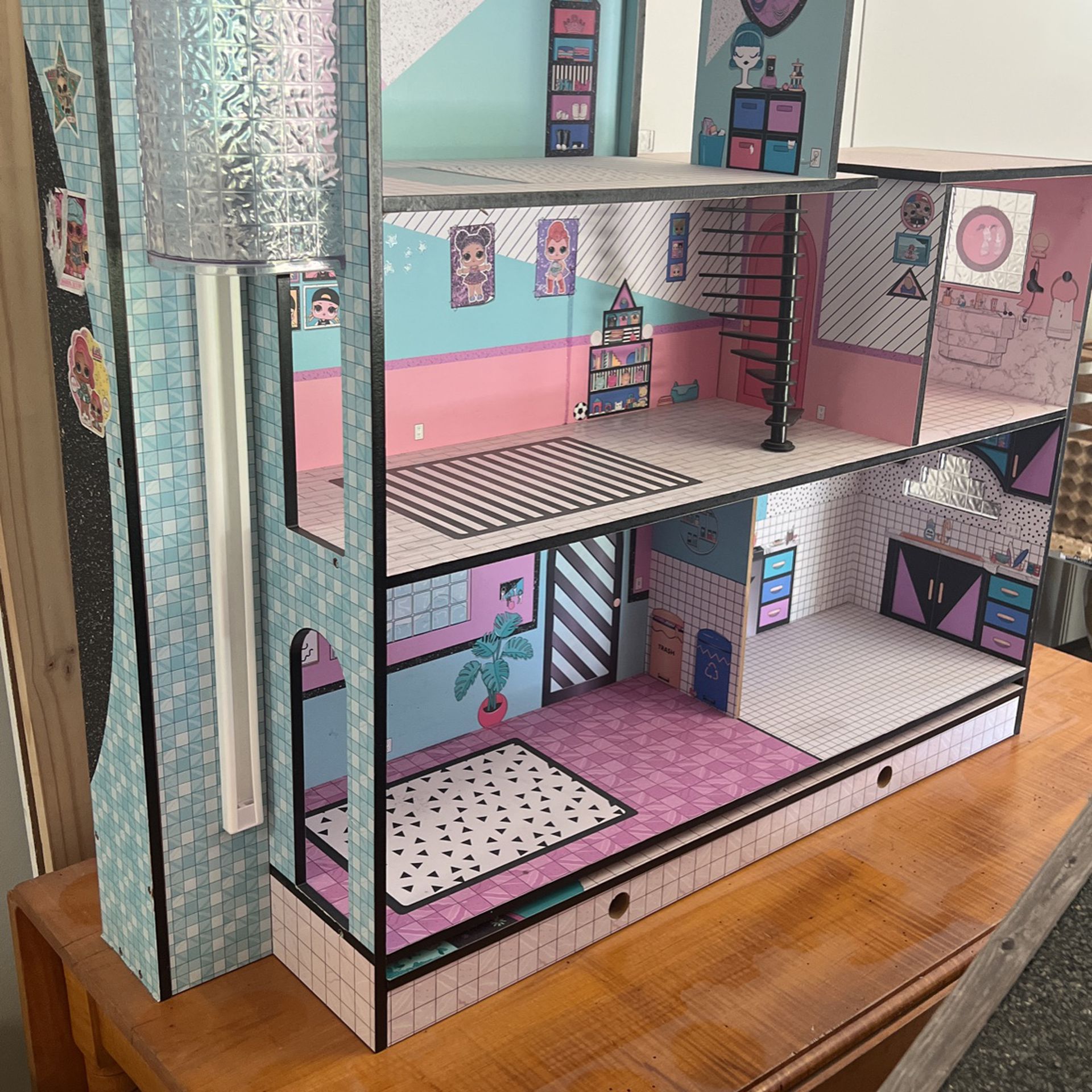 2018 LOL Suprises Home Sweet Doll House 