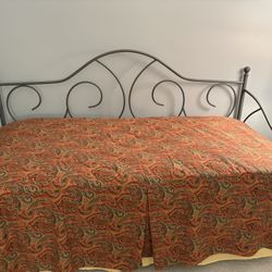 Raymour & Flanigan Daybed with Pop-Up Trundle – Converts to King